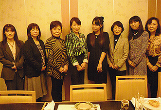 お食事会に知事夫人もかけつけてくださいました（右から３人目）
