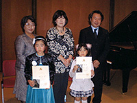 1、2部の継続表彰者とアドバイザーの先生。今回、尼崎秋季ステップでは、28名の方に継続表彰が授与されました。