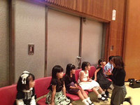 みんな緊張の面持ちで、演奏順を待っています。