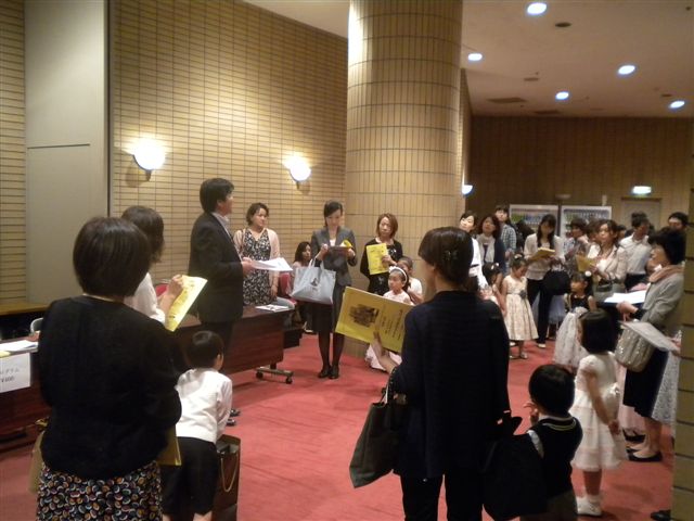 出演者がそろいました。H氏の説明デビューです