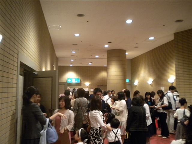 A2,A1級の審査の合間のロビーは人! 人!! 人!!! です
