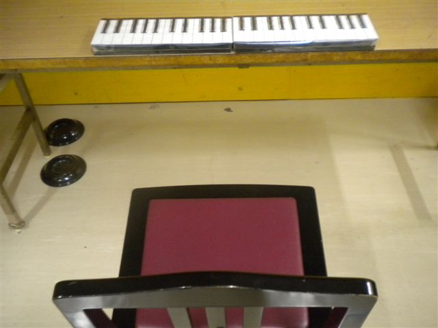 舞台袖に設置のこれが船橋名物「ケンバンクン」です