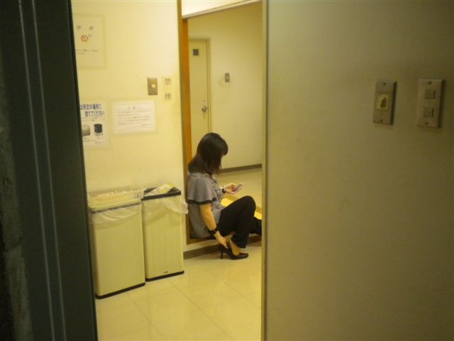 かたや集計の合間にスマホにハマッテいるスタッフ