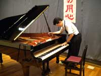 まずは朝1番で調律です