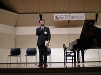 目立ちたがり屋の司会! 舞台に登場!!