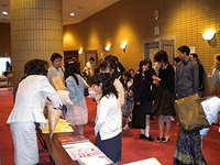 メッセージをもらってにこやかなロビーの様子