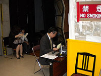 舞台袖の孤独な司会者