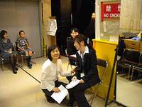 開演前にくつろぐ舞台袖係と司会