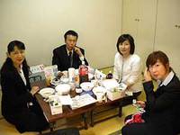 恒例! おにぎり弁当を食べ終わって余裕の舞台袖係のメンバー