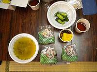 これがスタッフのおにぎり弁当とみそ汁、そしてT氏の大嫌いなキュウリの漬物です