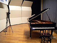 カメラが客席と反対側から見ています