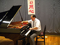 お昼の休憩時間は調律に熱が入ります