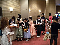 受付で結果を受け取る出場者の皆様とカメラ目線の若干名