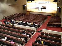 審査中のホール内全景