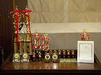 2日目のA2級に送られるトロフィー、楯と賞状