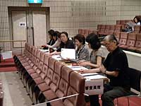 審査開始直前の審査員席の風景(丸子先生がカメラ目線です)