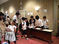 トロフィーの箱をロビーで受け取る受賞者