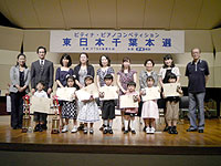 A2級奨励賞、優秀賞、第1,2位受賞者の皆さんと審査員の先生方、福田専務理事、伊藤専務