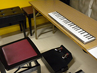 出ました! またまた誉められた舞台袖の模擬ステージセット!! 名付けて「鍵盤君」!!!