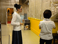 任せてちょっと不安な舞台袖係デビュー②(写真右)