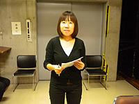 完璧な舞台係デビューに余裕の笑み