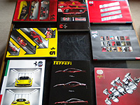 ロビーのテーブルの上は「フェラーリ」ばっかり