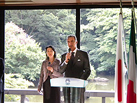 イタリア駐日大使のご挨拶が始まりました。左の女性は通訳です