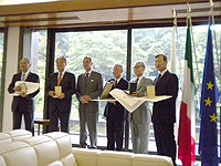 大使と5人の受勲者(右端が関先生)