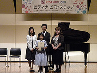 まずは1,2部終了後の継続表彰の場面。3人のアドバイザーに囲まれニコニコ顔です