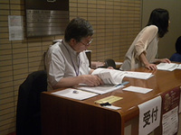 1年ぶりでマニュアルを受付で真剣に読んでいるY氏。あれ! 天気予報の森田さん？？？