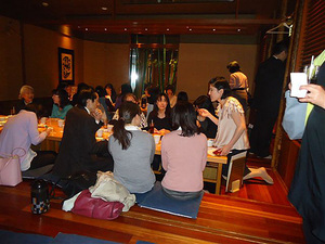 最後は一番広い座敷に集合で話が尽きません