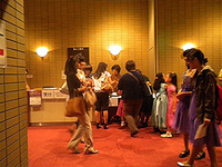 掲示発表後講評を受け取る参加者の皆様①