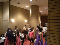 掲示発表後講評を受け取る参加者の皆様②