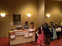 掲示発表後講評を受け取る参加者の皆様③