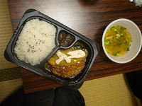 8/4のスタッフのお弁当はハンバーグと白身魚のフライです