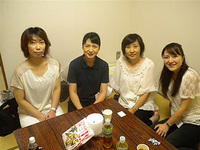 食べ終えたいつも明るい舞台袖のメンバー