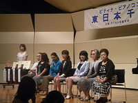 舞台に上がる生徒さんに視線が・・・審査員の皆様です