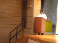 表彰式担当のT氏。手ぶれに光?! 最悪です、わざと???