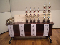 A2級のトロフィーと全音楽譜出版社賞です