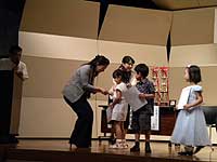 A2級PTNA船橋支部賞を渡す伊藤楽器の伊藤恵理専務