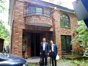 WISH軽井沢前で佐々木邦雄先生とお昼の「峠の釜めし」を持つT氏