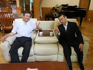 無事に納品されたピアノをバックに優雅なティータイム