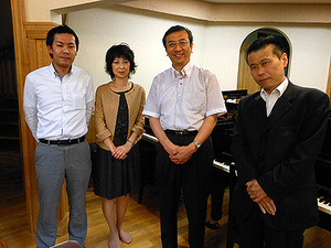 ヒオキ楽器さんの日置部長と佐藤店長と記念撮影