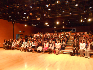 「お楽しみコーナー」に入る前、全員で写真を撮りました! 堀さんの合図で「はい! たぐち～」