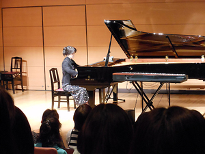 「お楽しみコーナー」トップは朗読の林望さん、C.Wニコルさんとのコラボでレコード芸術の特選盤になりました「小象バ バールの物語/子供の領分」をリリースされた徳川眞弓先生の演奏で！！