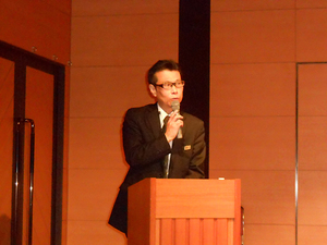 司会は勿論! 目立ちたがり屋この上なしのT氏。花粉症対策のメガネで進行!!