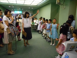 演奏前の点呼の様子s.jpg