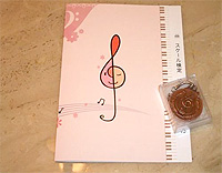 パスポートと１０グレード合格の銅メダルです。