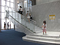 大理石が美しい天空劇場ロビー