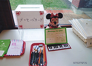 メッセージカードを部が変わるたびにお知らせしていました。常に人が集まっていました。熱心に書いている人もいましたしメッセージをもらってうれしそうな生徒さんもいました。かわい